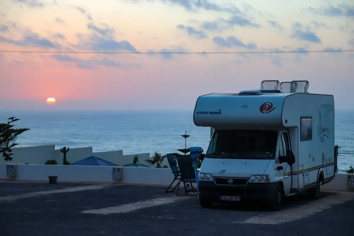 Wohnmobil am Meer bei Sonnenuntergang. Die Frage