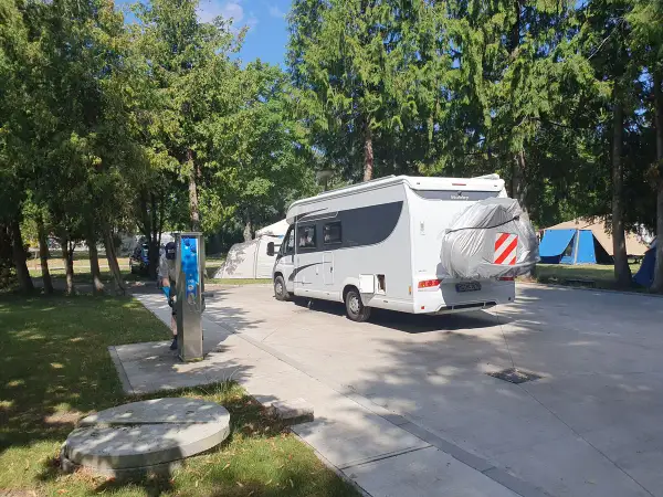 Wohnmobil auf einem Campingplatz, gute Bratislava Tipps für Camper.